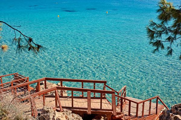 Holzstege am Meer vor dem griechischen Park Hotel