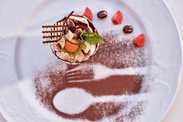 Dessert auf einem weißen Teller im Grecian Park Hotel mit Schokolade und Früchten.