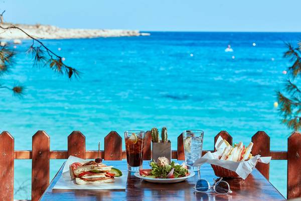 Foto von einem Tisch im Freien mit Blick auf das Meer im Grecian Park Hotel.
