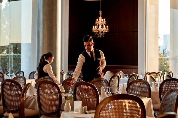 Bedienung im Hotelrestaurant Grecian Park bereitet Tische vor