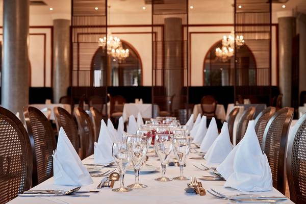 Gestalter Tisch im Restaurant des Grecian Park Hotels mit weißen Servietten und Gläsern.