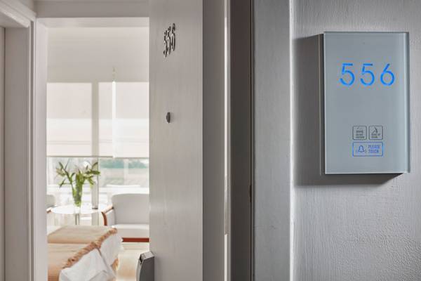 Zimmer 556 Eingang mit digitalem Display und Zimmernummer 556