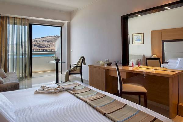 Innenansicht eines Hotelzimmers im Lindos Bay Hotel mit Blick auf die Berge und das Meer.