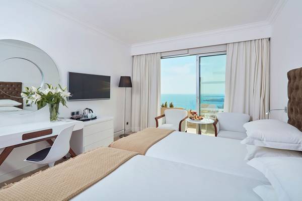 Hotelzimmer im Grecian Park mit Blick auf das Meer und einen Balkon.