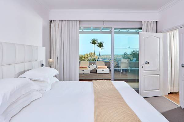 Griechischer Park Hotelzimmer mit Blick auf die Landschaft durch eine Glastür.
