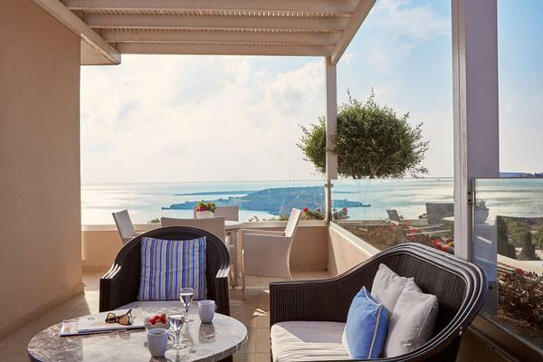 Terrasse des Grecian Park Hotels mit Meerblick und Möbeln