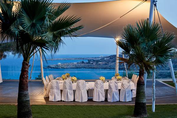 Ein Tisch auf einer Terrasse im Grecian Park Hotel mit Blick auf das Meer.