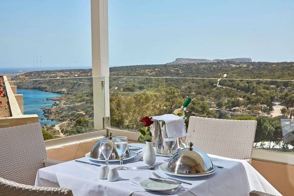 Griechischer Park Ausblick Tisch mit Rose und Meersicht