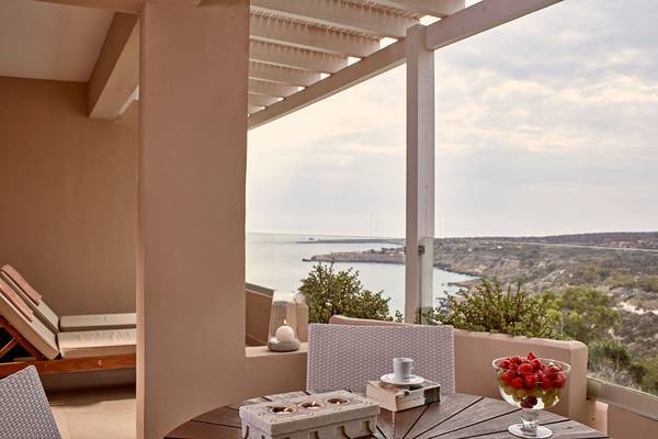 Grekischer Park Balkon mit Blick auf das Meer und die Landschaft.