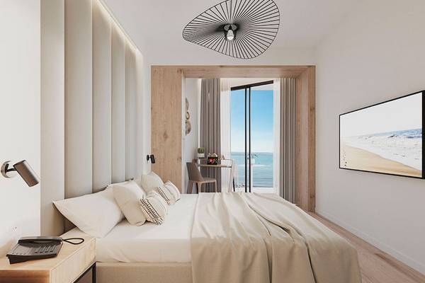 Schlafzimmer im Las Arenas Hotel mit Blick auf das Meer und einer großen Terrasse.