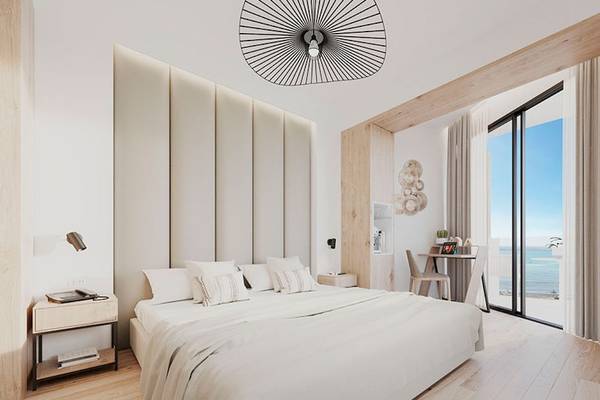 Ein elegantes Schlafzimmer im Las Arenas Hotel mit Blick auf das Meer.