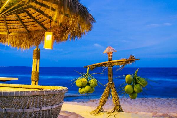 Strandbar unter einer großen Strohhut bei Bamboo Village Beach Resort & Spa
