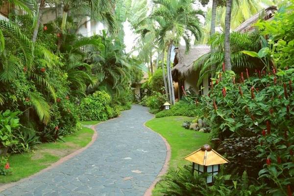 Gartenweg im Bamboo Village Beach Resort & Spa mit Pflanzen und Bäumen
