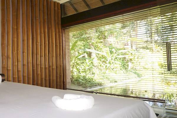 Behandlungsraum im Bamboo Village Beach Resort & Spa mit Blick auf den Garten