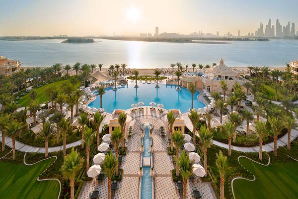Aussenansicht des Raffles The Palm Dubai mit Pool und Palmen