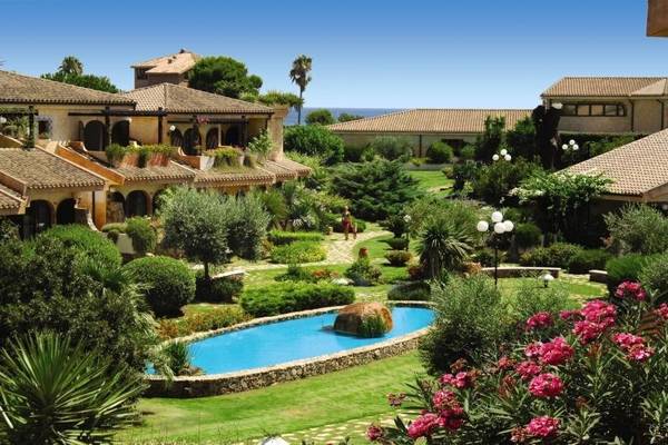Luftaufnahme des Baia Di Nora Hotels mit Pool und Gärten