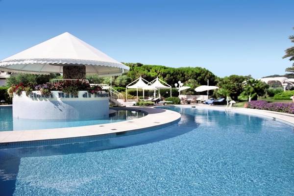 Poolbereich des Baia Di Nora Hotels mit Pavillon und Sonnenschirmen