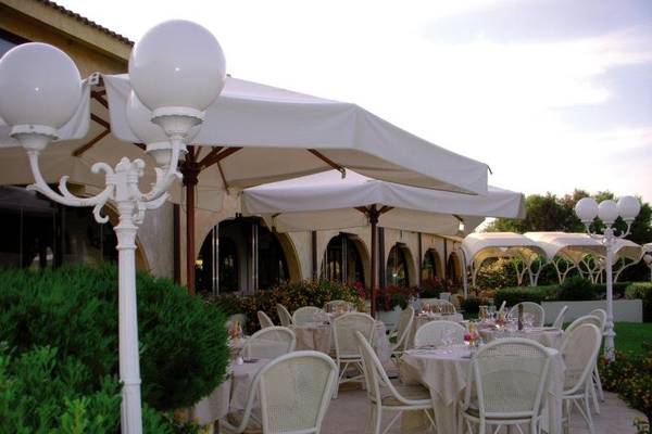 Foto der Terrasse mit Sitzplätzen im Baia Di Nora Hotel.
