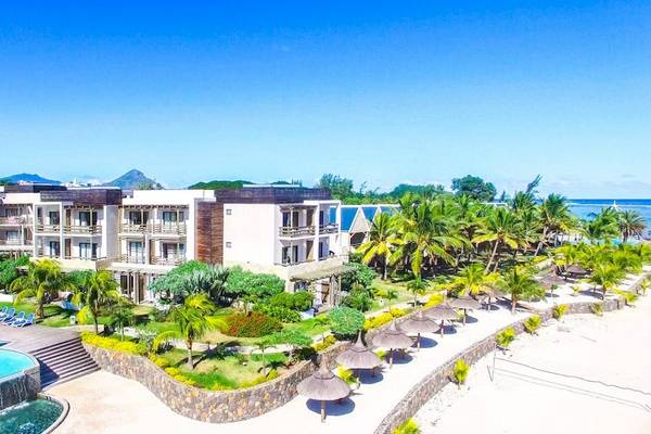 Anelia Resort & Spa Außenansicht mit Pool, Sonnenliegen und Palmen