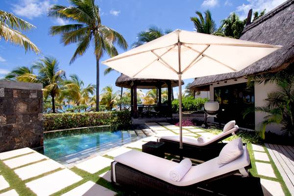 Pool-Lounge mit Sonnenschirm im LUX Belle Mare Resort & Villas