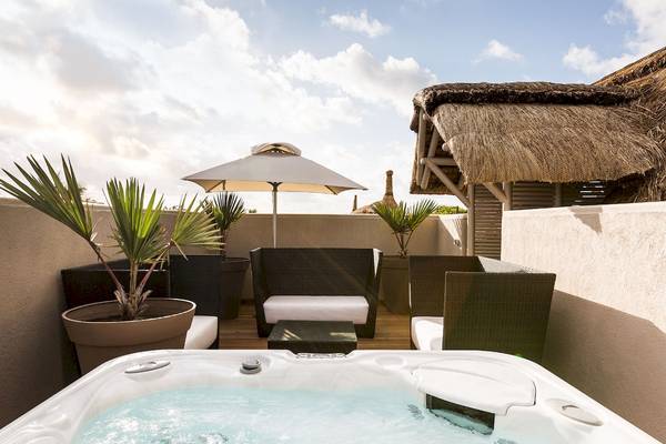 Terrasse des LUX Belle Mare Resort & Villas mit Whirlpool, Lounge-Möbeln und Pflanzen