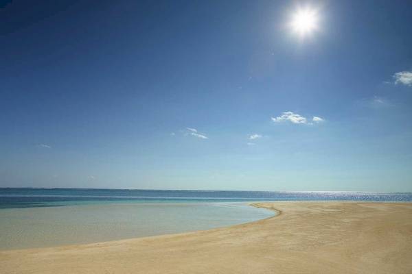 Strand des LUX Belle Mare Resort & Villas unter einem strahlend blauen Himmel