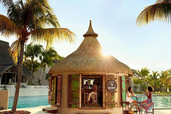 Lux Belle Mare Resort & Villas: Gäste sitzen vor der Poolbar.