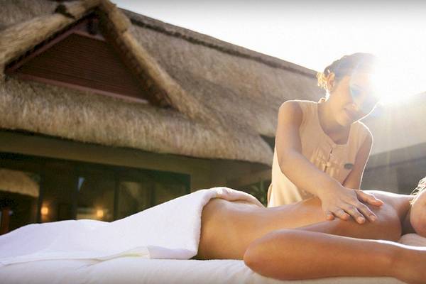 Massage im LUX Belle Mare Resort & Villas mit Blick auf das Dach des Gebäudes