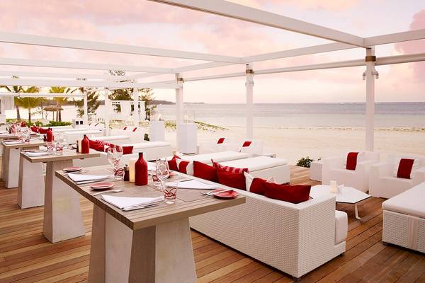 Außenterrasse des LUX Belle Mare Resort & Villas mit Blick auf das Meer.