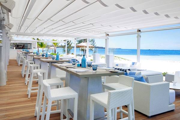 Außenterrasse des LUX Belle Mare Resort & Villas mit Blick auf den Strand
