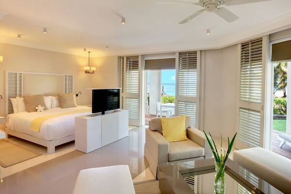 Suite Zimmer im LUX Belle Mare Resort & Villas mit offenem Fenster und Blick auf den Ozean