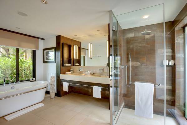 Badezimmer im LUX Belle Mare Resort & Villas mit Badewanne, Dusche und Waschbecken.