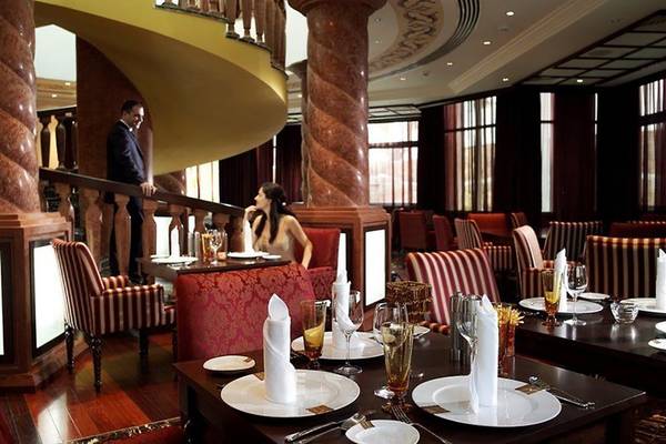 Innenansicht des Restaurants im Swissotel Al Murooj Dubai mit Gästen und gedeckten Tischen.