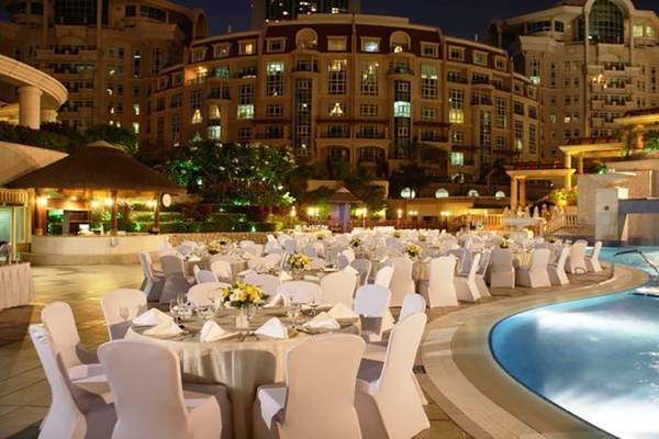Dinnerbereich im Freien neben dem Pool des Swissotel Al Murooj Dubai