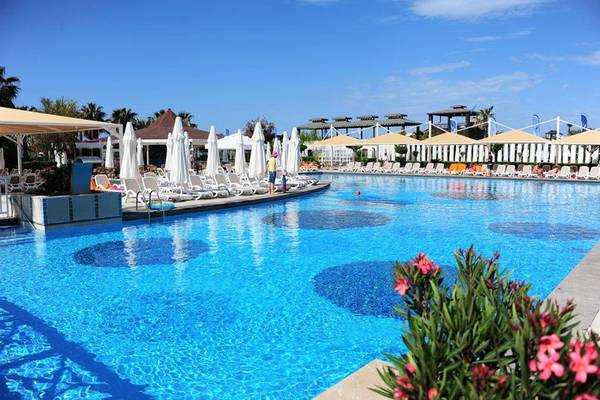 Außenpool des Orange County Belek - Family Concept Hotels mit Liegestühlen und Sonnenschirmen.