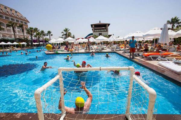 Schwimmbad im Orange County Belek - Family Concept Hotel mit Wasserball-Spielern