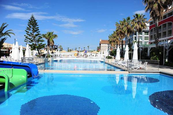 Familienkonzept Pool im Orange County Belek Hotel mit Rutschen und Sonnenliegen.