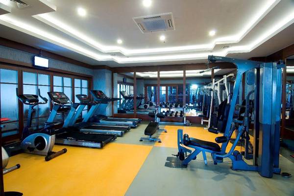Fitnessstudio im Orange County Belek Hotel mit Laufbändern und Kraftgeräten.