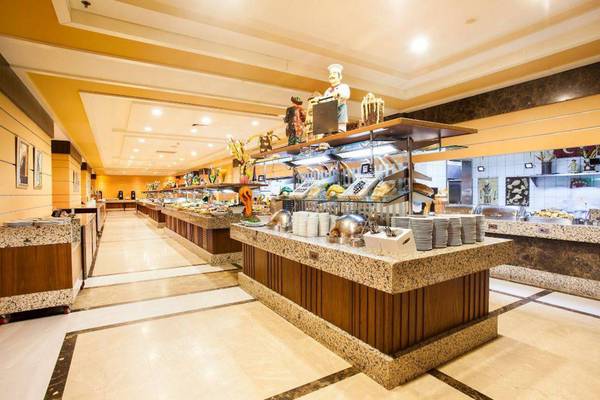 Innenansicht des Restaurants im Orange County Belek - Family Concept Hotel mit Buffet und Speisen
