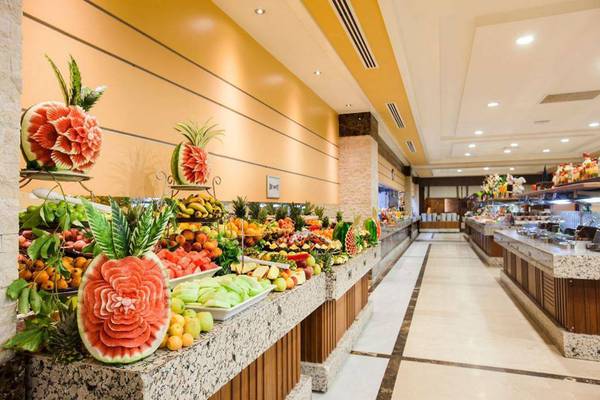 Buffet im Orange County Belek - Family Concept Hotel mit verschiedenen Obstschnitzereien.