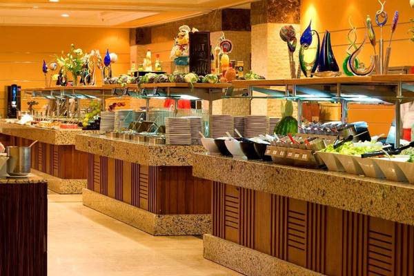 Buffet im Orange County Belek - Family Concept Hotel mit verschiedenen Gerichten und Dekorationen.