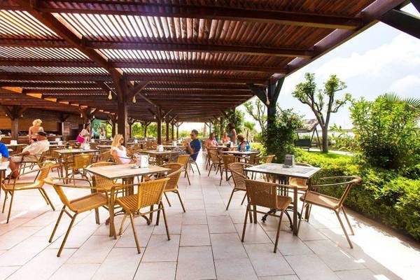 Außenterrasse des Orange County Belek - Family Concept Hotels mit Gästen an Tischen