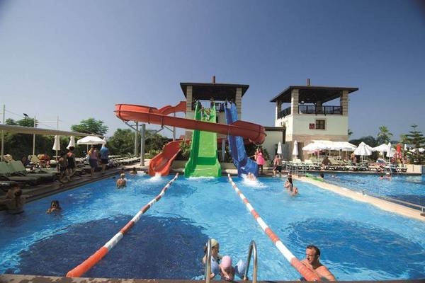 Wasserrutschen und Schwimmbecken im Orange County Belek - Family Concept Hotel.