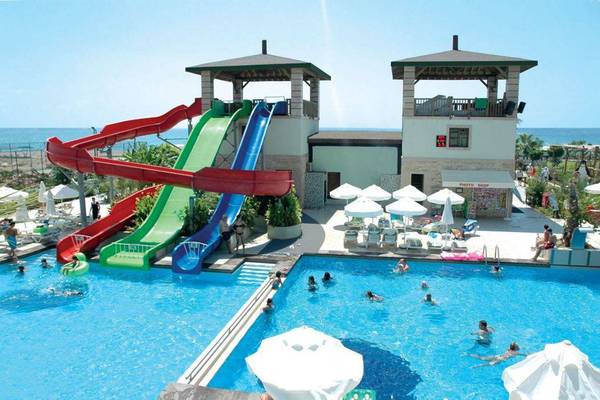 Außenansicht des Orange County Belek - Family Concept Hotels mit Wasserrutschen und Pool.