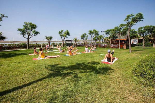 Yoga-Kurs im Freien im Orange County Belek - Family Concept Hotel