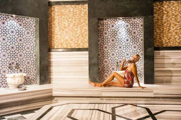 Frau im Hamam des Orange County Belek - Family Concept Hotels