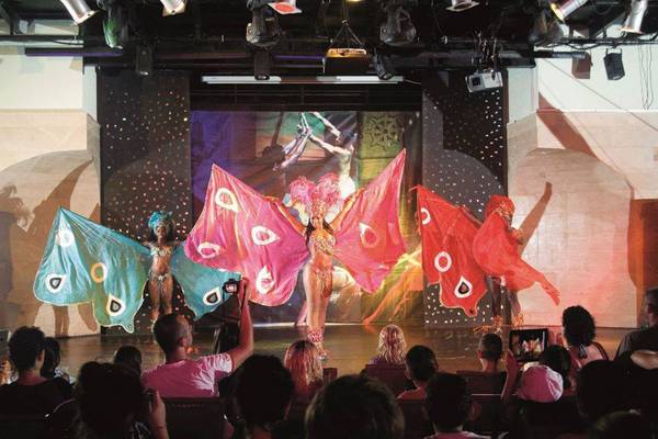 Bühnenshow im Orange County Belek Hotel mit Tänzerinnen und Publikum.