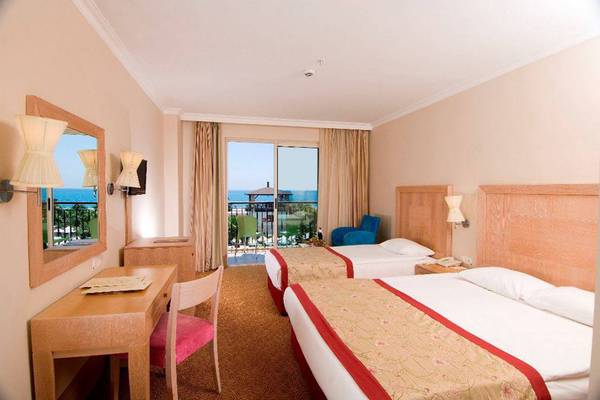 Hotelzimmer mit zwei Betten und Meerblick im Orange County Belek - Family Concept Hotel.