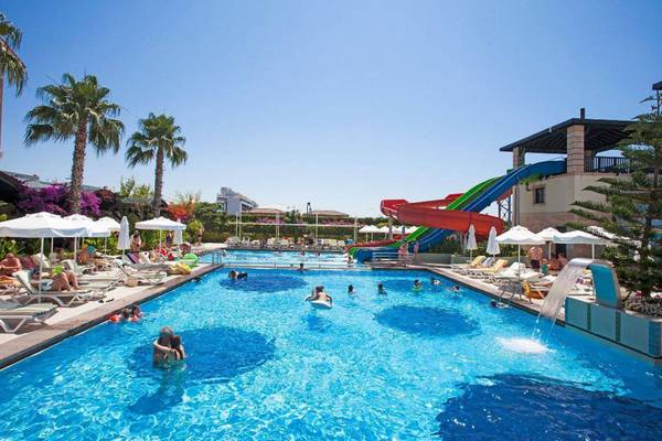 Familienbereich mit Pool und Wasserrutschen im Orange County Belek - Family Concept Hotel.