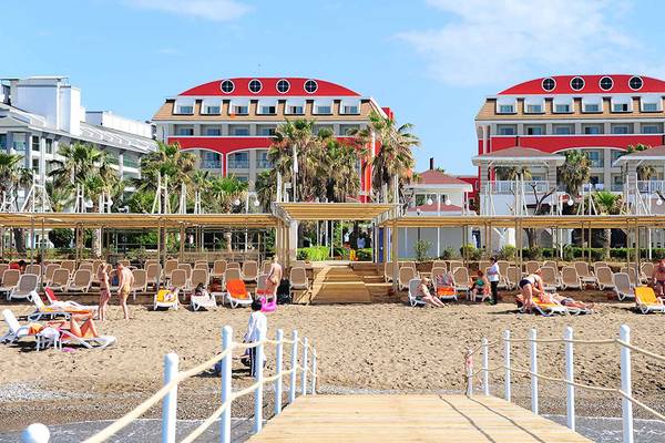 Strandbereich des Orange County Belek - Family Concept Hotels mit Liegen und Besuchern